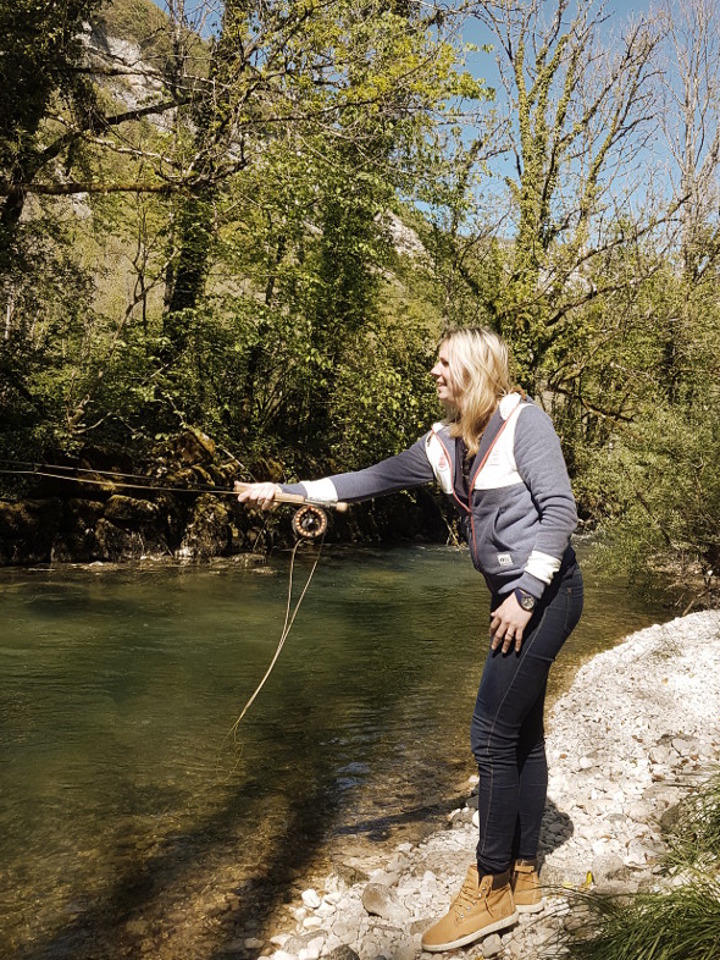 Une jeune femme s'initie à la pêche à la mouche sur l'Albarine