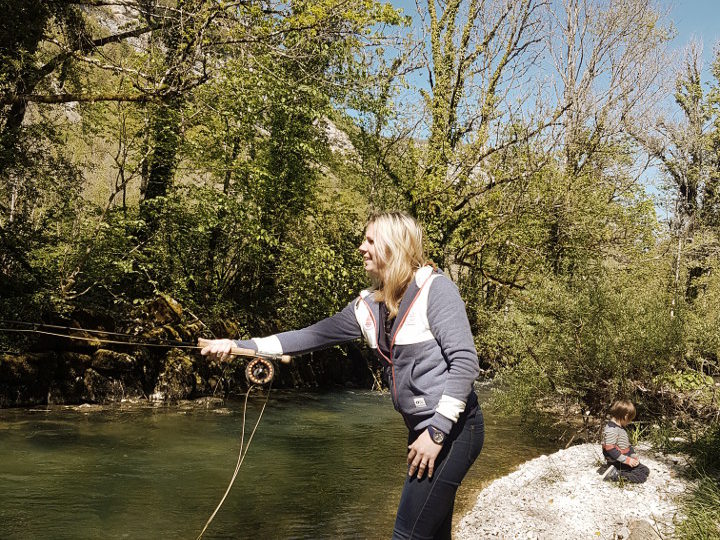 Une jeune femme apprend la pêche à la mouche sur l'Albarine