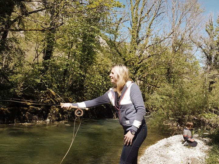 Une jeune femme apprend la pêche à la mouche sur l'Albarine