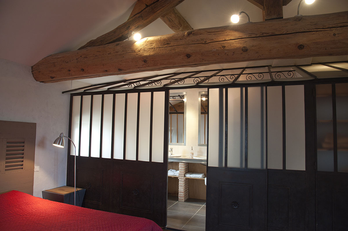 Chambre avec une belle verrière et salle de bain